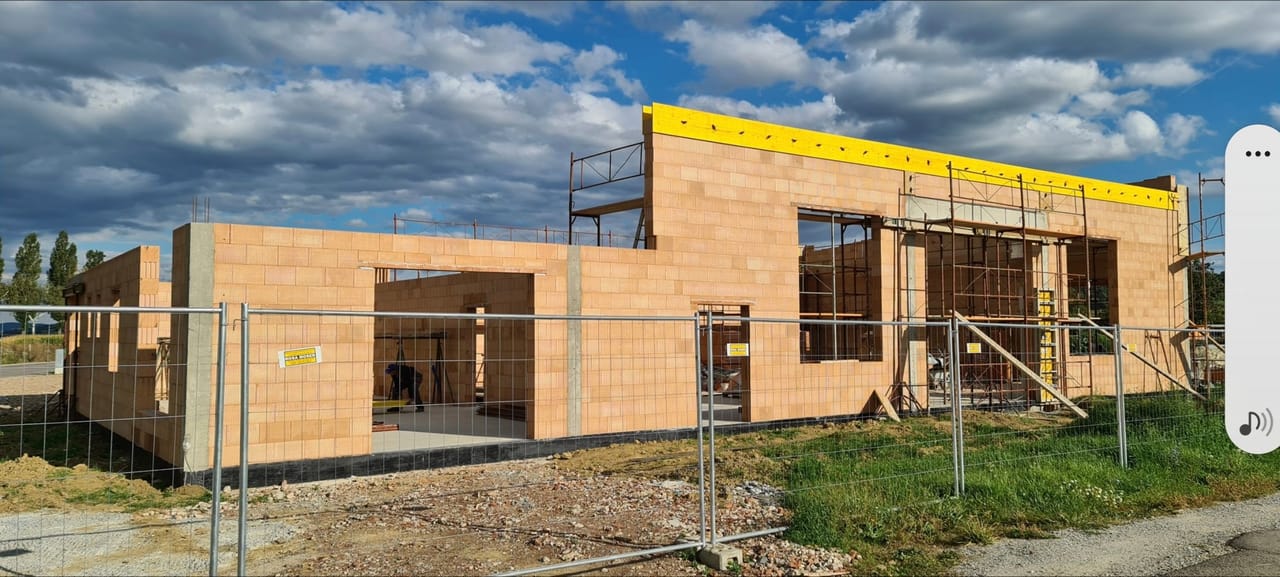 Foto: Ziegelmauerwerk im Erdgeschoss