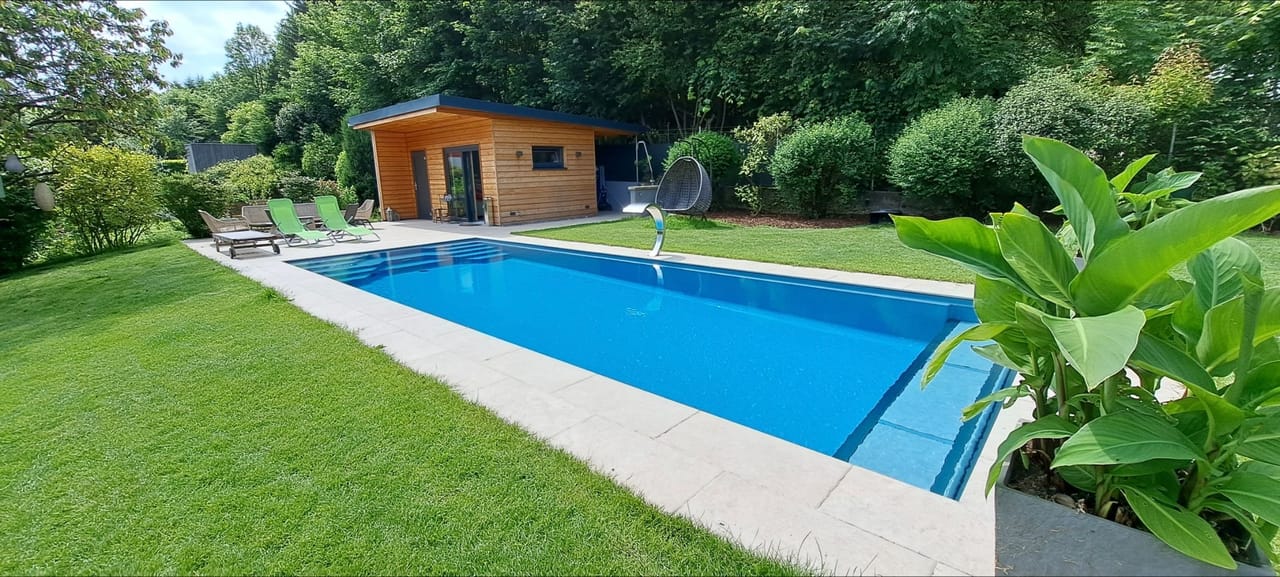 Foto: Pool mit Gartenhaus