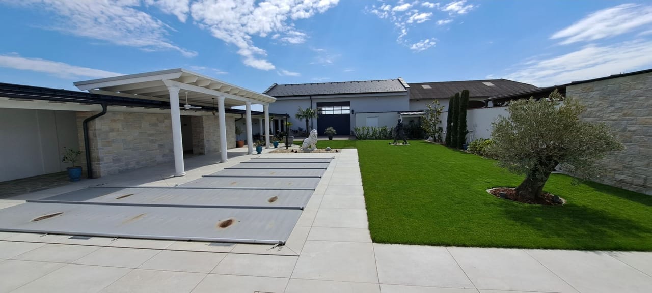 Foto: Poolterrasse mit Pergola